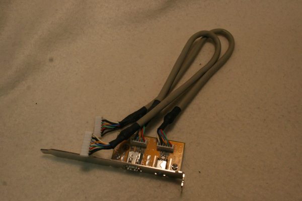 Lisä-Firewire-portit pöytäkoneeseen