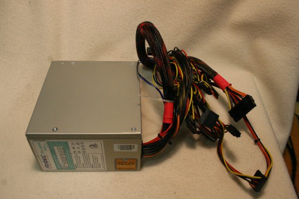 Tietokoneen virtalähde 330W