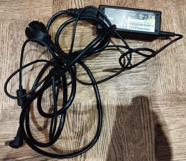 Fujitsu tietokoneen laturi/virtalähde